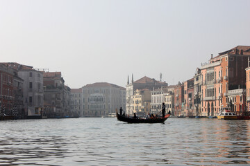 Gran canal de Venecia con una góndola en el fondo.  - obrazy, fototapety, plakaty