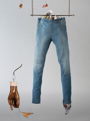 Eine hängende Blue Jeans, Composing mit herbstlichen Elementen
