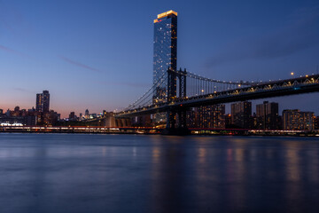Photograph of the Manhattan Bridge from the Dumbo district in New York at sunset. Start of the night