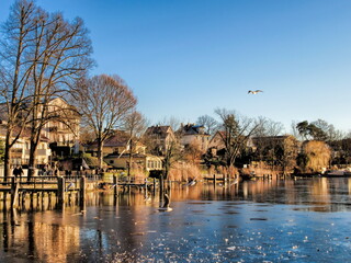 Fototapeta premium woltersdorf, deutschland - uferpromenade in der wintersonne