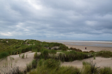 Die Ostfriesische Insel Borkum im Oktober mit Wegen durch die Dünenlandschaft. Dieser Teil der Insel gehört zum Nationalpark Wattenmeer.