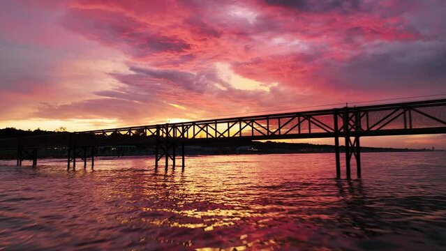 Tramonto sul mare, con vista della costa