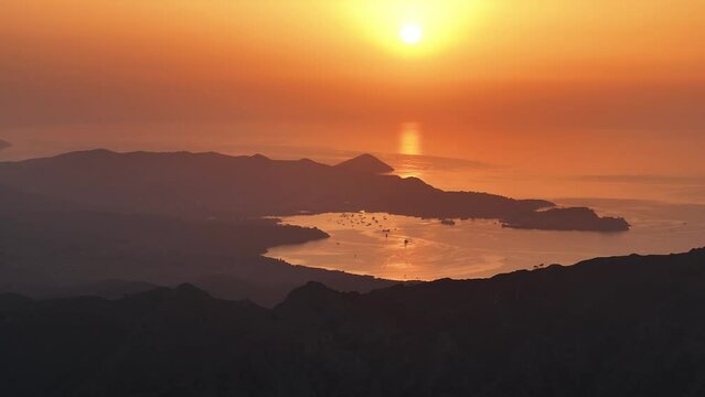 Tramonto sul mare con vista sul porto