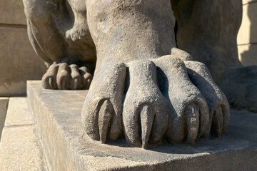 Majestic lion statue's powerful paws, symbolizing the historical significance and architectural beauty. close-up © ArieStudio