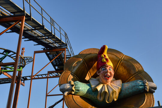Vergn&uuml;gungspark, Achterbahn, Schienen, Fahrgesch&auml;ft, Kirmes, Lunapark, Attraktion, Action, Geschwindigkeit, Schwerkraft, Fliehkraft, Looping, Abenteuer, Nervenkitzel, bunt, Farbe, Schikane, schnell, a