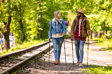 Obraz premium Young people having a scandinavian walk in the park