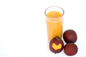 Zumo de aguaje y frutos de aguajes aislados de fondo blanco