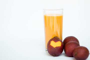 Zumo de aguaje y frutos de aguajes aislados de fondo blanco