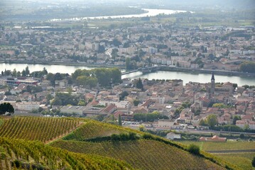 Vue panoramique de Tain-L'hermitage et de Tournon-sur-Rhône séparées par le Rhône