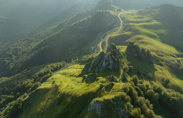 Luftbild Pyrenäen, grüne Berge von oben, Sonnenstrahlen und Nebel