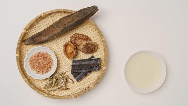 和風の出汁(だし)イメージ｜鰹節・削り節・昆布・煮干し・椎茸
