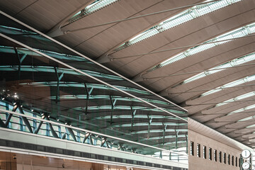 Fototapeta premium The ceiling is reflected in the long glass in an airport lounge.