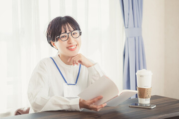 本　カフェ　読書　 女性　会社員　reading cafe book woman 