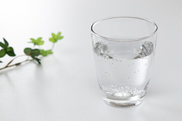 白背景にコップに入った炭酸水