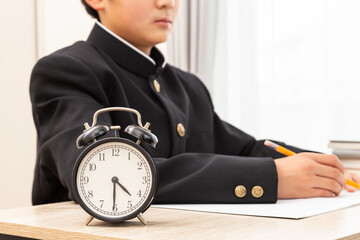 自宅学習をする日本の中学生