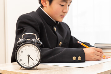 自宅学習をする日本の中学生