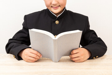 読書をする日本の中学生