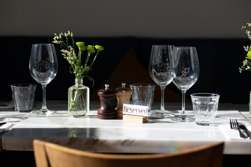 Wineglasses and flowers in a table setting.