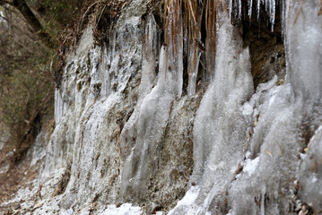 Fototapeta na wymiar 岩に凍り付いた氷柱