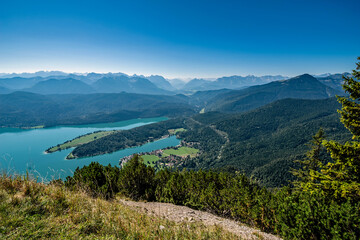 Wir sind auf dem Herzogstand mit Blick auf den Walchensee