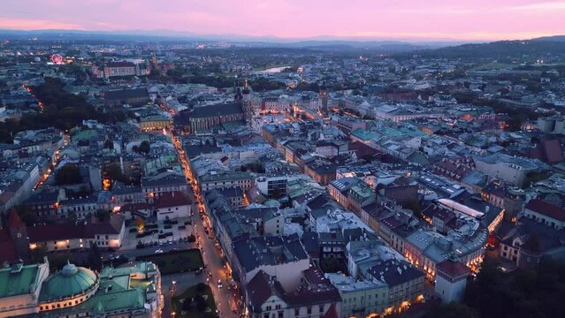 Krak&oacute;w nocą - widok z drona na polskie zabytki - Rynek Gł&oacute;wny, Kości&oacute;ł Mariacki, Sukiennice, Ratusz, Wawel, Floriańska
