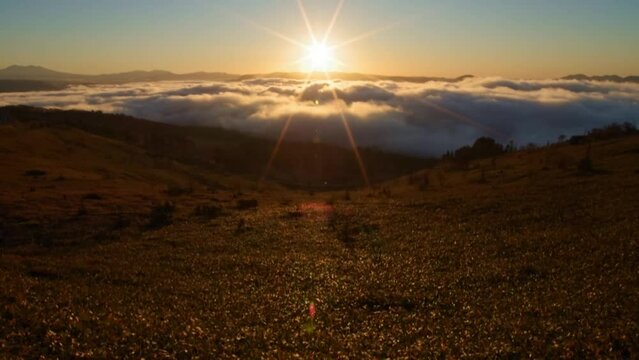 峠の雲海と眩しく輝く朝陽。日本の北海道の美幌峠。