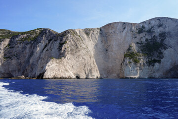 Felsformationen im tiefblauen Meer an der Küste von Zakynthos