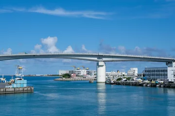 Selbstklebende Fototapeten 泊港から見る泊大橋 © y.tanaka