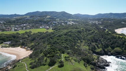 Obraz premium Coffs Harbourの綺麗な海と緑の多い険しい海岸 
