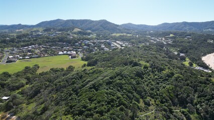 Coffs Harbourの綺麗な海と緑の多い険しい海岸	