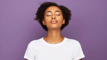 Foto op Aluminium A fictional black woman with closed eyes and a white t-shirt. Isolated on a purple background. © Tuyres