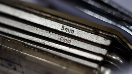 Macro de llaves de Allen con medidas en milímetros de 5 y 4 mm - obrazy, fototapety, plakaty