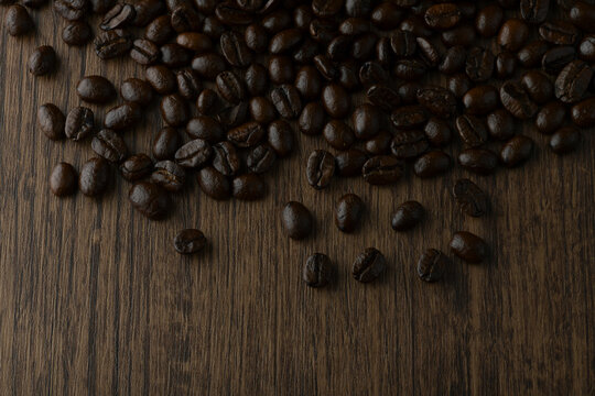 Roasted coffee bean on wooden table. © DEEP PIXEL