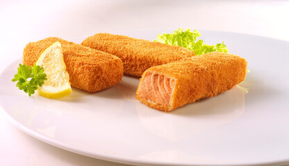 Lachs-Fischstäbchen, Fischstäbchen, Fisch mit Panade, Kinderessen, Lachs,
