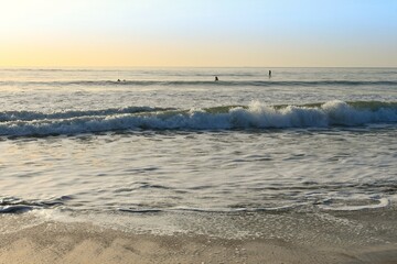 Petite session de surf au coucher du soleil