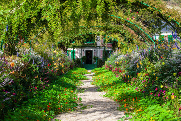 Allée principale du jardin de Claude Monet à Giverny, Eure, Normandie, France - obrazy, fototapety, plakaty