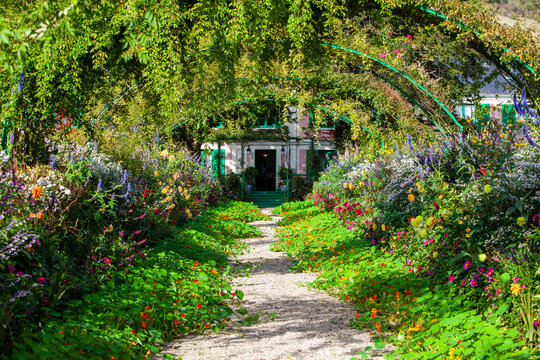 All&eacute;e principale du jardin de Claude Monet &agrave; Giverny, Eure, Normandie, France