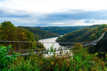 Seitlicher Blick auf die Hängeseilbrücke an der Rappbode-Talsperre in Elbingerode im Harz, leicht...