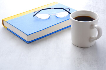 コーヒーを飲みながら読書を楽しむイメージ
