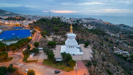amanecer en la estupa de la iluminación de Benalmádena, Andalucía	