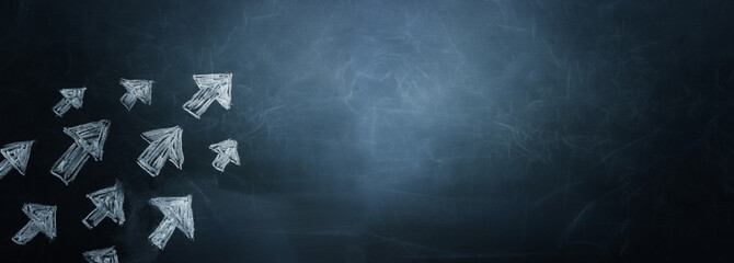 Top view image of chalkboard and arrows. Leadership and teamwork concept - obrazy, fototapety, plakaty