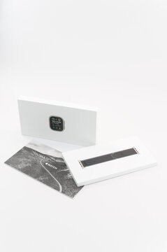immagine editoriale illustrativa primo piano di Apple Watch Ultra 2 nella scatola di vendita su superficie bianca
