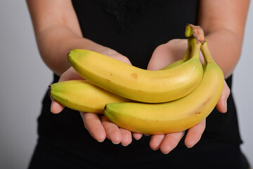 hand hält und präsentierunerkannt banane bananen staude gelb frisch lecker obst gesund diät ernährung - obrazy, fototapety, plakaty