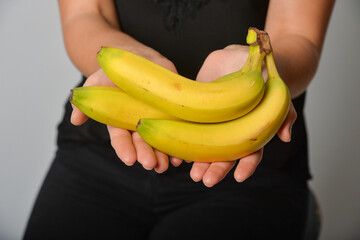 hand hält bund banane bananen obst