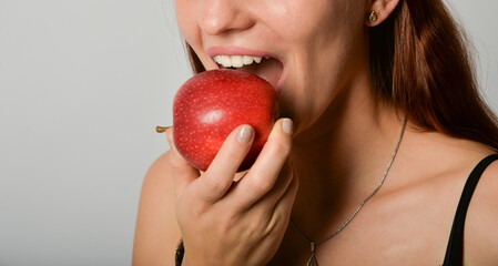 Apfel abbeißen closeup frau jung dynamisch nur mund unerkannt close-up abbeissen zahn zähne gebiss
