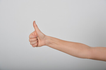 frau hand mann unerlannt zeigt mit der hand handzeichen zeigen zeichen symbol smilie emoji...