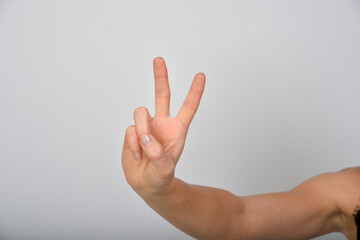 frau hand mann unerlannt zeigt mit der hand handzeichen zeigen zeichen symbol smilie emoji...