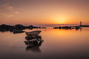 Sonnenuntergang an der steinigen Küste von Colònia de Sant Jordi, Mallorca