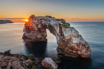Felsentor Es Pontas im Südosten Mallorcas zum Sonnenaufgang