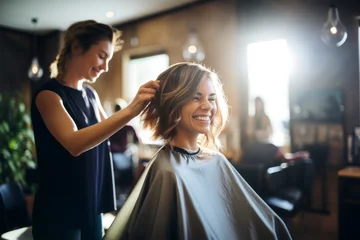 Foto auf gebürstetem Alu-Dibond Schönheitssalon Beautiful young woman getting a haircut at hair salon. Hairstylist doing a hairstyle to a customer at a beauty salon.